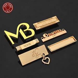 Étiquettes personnalisées en métal 3D avec logo en relief JACK FANG pour vêtements, avec bord découpé au laser et finition plaquée. - Product Image 4