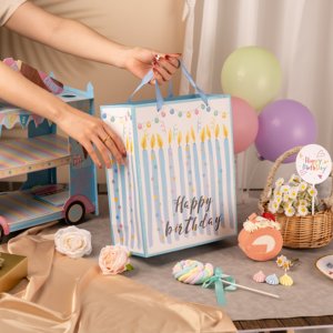 Sac cadeau joyeux anniversaire avec bougies, ruban décoratif, poignée, papier d'art, côtés à soufflets, recyclable, style classique, impression offset - Product Image 1