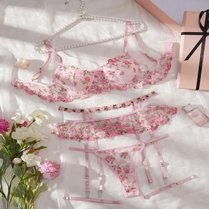 Nouvelle collection printemps : Ensemble de lingerie sexy quatre pièces pour femme, broderie florale, style frais et délicat, ajouré, pour un look irrésistible. - Product Image 5