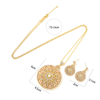 Parure de bijoux ethniques bohèmes pour femme : Collier pendentif tournesol perlé couleur or, médaillon ajouré, longue chaîne et boucles d'oreilles, idéal pour mariée