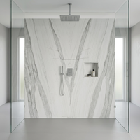 Carrelage mural de salle de bain en marbre calcite poli, luxe minimaliste, finition de surface imperméable pour usage extérieur et villas
