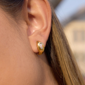 Boucles d'oreilles Huggie en forme de goutte d'eau, serties de zircon, en acier inoxydable, bijoux tendance - Product Image 3