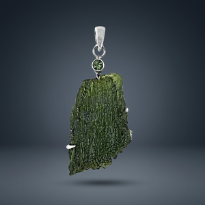 Colgante de Plata de Ley 925 con Turmalina Moldavita de Estilo Puro, Engaste de Bisel Hecho a Mano, Diseño Único de Alta Calidad para Fiesta - Product Image 3