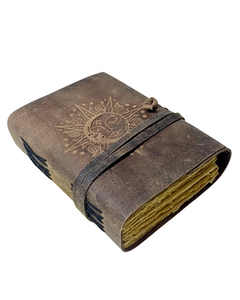 Carnet en cuir Soleil et Lune fait main, style vintage, avec couverture gaufrée, pages vierges pour écrire, dessiner, esquisser et prendre des notes - Product Image 6
