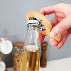 Abridor de Botellas de Cerveza de Madera de Haya Natural, Mini Abridor de Botellas de Madera Portátil con Imán - Product Image 1