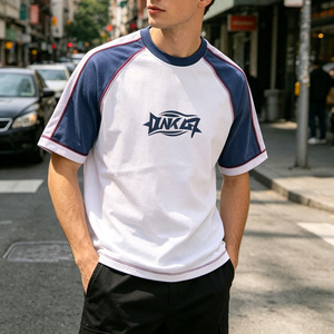 T-shirt Personalizzata con Cuciture a Contrasto, Maniche Raglan, Stampa Oversize per Uomo - Product Image 3