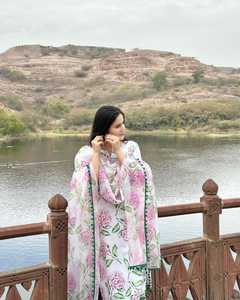 Ensemble de costume lourd de qualité standard avec pantalon assorti et dupatta en dentelle pour des occasions spéciales - Product Image 3