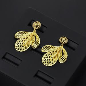 Juego de Joyería Hip Hop para Mujer JXX, Chapado en Oro, Collar, Pendientes, Brazalete y Anillo de Latón para Fiestas, Compromisos y Bodas - Product Image 4