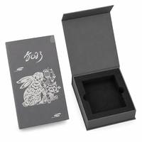 Usine personnalisé chinois rouge boîte-cadeau étui de téléphone portable emballage 2mm papier couché UV avantage feuille spécifications gaufrage aimant