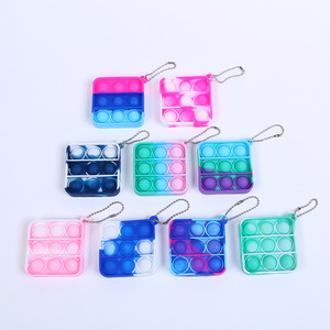 Porte-clés carré en silicone personnalisé avec logo, mini jouets sensoriels anti-stress à bulles, ensemble de jouets sensoriels en silicone arc-en-ciel - Product Image 2