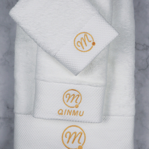 Ensemble <span class=keywords><strong>de</strong></span> serviettes d'hôtel Qinmu 5 étoiles <span class=keywords><strong>de</strong></span> luxe, 100% coton, brodées, séchage rapide, tricotées, logo personnalisé, serviettes <span class=keywords><strong>de</strong></span> bain douces pour la peau - Product Image 3
