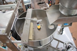 Chất Lượng Tốt Nhà Máy Giá Tự Động 30 Gam 50 Gam 100 Gam 150 Gam Bỏng Ngô Bao Bì/Khoai Tây Chiên Máy Đóng Gói Trong Kinh Doanh - Product Image 2