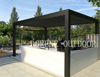 Dapur BBQ Balkon Patio Dengan Pergola Beratap Louvered