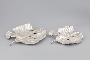 Plateau décoratif en métal argenté et doré fait à la main nouveauté plateau de service au design de feuille d'or pour la vaisselle de salle de bain à la maison - Product Image 2