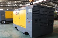 Compresseur d'air à vis diesel de grande taille de 1100 CFM, 25 bar, Cummins QSL 294 kW, 300 psi, monté sur un camion pour machine de forage de puits