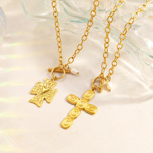 Collier croix plaqué or 18 carats avec pendentif perle d'eau douce multicolore et fermoir OT, idéal pour le quotidien - Product Image 3