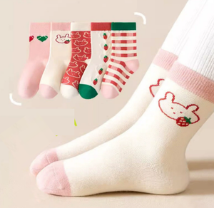 <span class=keywords><strong>Calcetines</strong></span> para niños Nuevos estilos múltiples Niños <span class=keywords><strong>Calcetines</strong></span> con estampado de fresa de longitud media <span class=keywords><strong>Calcetines</strong></span> suaves para bebés para Otoño e Invierno - Product Image 5