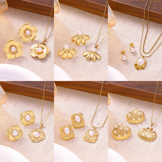 Original Designer Stainless Steel Flower Gold-plated Necklace Earring Set Women High-end Minimalist Vintage style