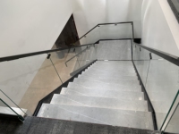 Escalier double moderne en acier VIKO, design à poutres, garde-corps en verre, facile à installer pour une utilisation en intérieur dans les appartements