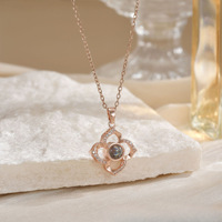 Collier pendentif en cuivre avec zircon carré et motif trèfle à quatre feuilles, projection 100 langues, design de niche pour femme, style clavicule tendance