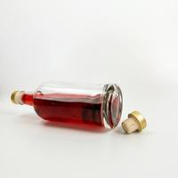 Bouteille à vin élégante en verre transparent avec bouchon doré et base lourde pour le stockage de spiritueux et de liqueurs à domicile, présentoir décoratif pour comptoir