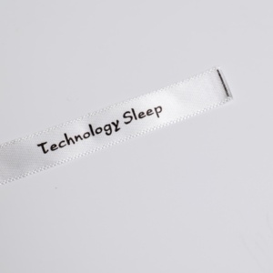 Etiqueta de tela satinada impresa personalizada con logotipo e información detallada del tamaño para chaquetas - Product Image 3