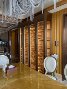 Sang Trọng 4-Tầng Thương Mại Thép Không Gỉ Tủ Rượu Tùy Chỉnh Màu Sắc Thanh Lịch Rượu Hiển Thị Cho Siêu Thị Phòng Khách Đơn Giản - Product Image 5