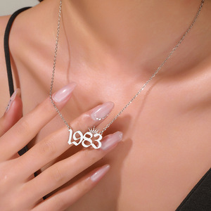 สร้อยคอสแตนเลสชุบทอง 18K จี้รูปมงกุฎ หมายเลข 1983 สร้อยคอแบบคลาวิเคิลสำหรับผู้หญิง เครื่องประดับสำหรับวันครบรอบ - Product Image 2