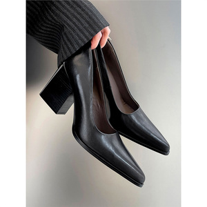 Une paire des nouvelles chaussures rétro à bout pointu, à talon épais de 8 cm, polyvalentes, pour femmes, style business casual. - Product Image 3