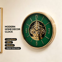 Horloge murale squelette moderne à cadran blanc, cadre plaqué or avec mécanisme visible, décoration intérieure minimaliste et industrielle