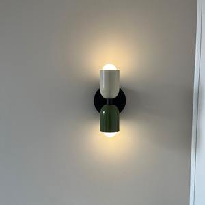 Lampe murale créative de style nordique pour chambre à coucher et salon, couleur crème avec lumière de couloir colorée pour hôtels et maisons d'hôtes - Product Image 1