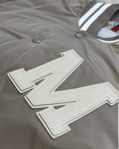 Veste de baseball kaki pour homme en vente chaude - Broderie de lettre M, veste streetwear, vêtement d'extérieur rétro décontracté et chaud - Product Image 6