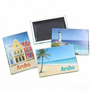 Aimant de réfrigérateur fabriqué en usine, représentant des bâtiments colorés d'Oranjestad, Palm Beach, Aruba, île balnéaire, souvenir de voyage - Product Image 1