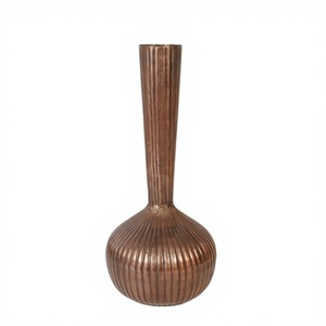 Vase de table Art Déco en cuivre à long col et base bombée côtelée pour fleurs, tiges artificielles, plantes séchées, table à manger - Product Image 1
