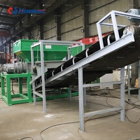 Recyclage et concassage de palettes de planches de bois avec broyeur à marteaux pour enlever le fer et les clous et faire du paillis