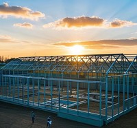 Abri de ferme préfabriqué en acier moderne à faible coût avec un grand hangar de stockage pour volailles, moutons, vaches, chèvres laitières