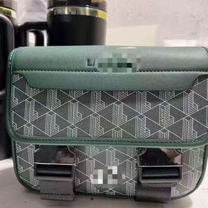 经典奢华风格设计男士斜挎包 PU 皮革刺绣和徽标防水轻便大容量单肩包 - Product Image 1