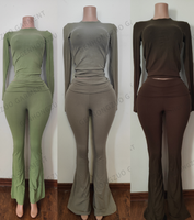 Ensemble 4 pièces grande taille 2026 avec contraste de couleurs : haut court à manches longues, pantalon évasé, soutien-gorge dos nu et bandeau – Tenue décontractée et sportive pour femme