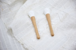 Fabricant de gros masseur oculaire EMS étanche et anti-rides en bois naturel, matériau céramique - Product Image 4
