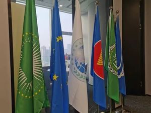 Mástil de Bandera Retráctil de Interior de 1.6-3m, Ecológico, Color Personalizado, para Oficina, Sala de Conferencias, Decoración de Poliéster - Product Image 6