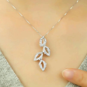 Collana con Ciondolo a Foglia Lunga per Donne, Design Botanico, Accessorio da Collo per Uso Quotidiano - Product Image 6