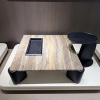 Ensemble de tables basses asymétriques contrastées, comprenant une table principale grand format à panneaux jet et une table d'appoint étroite et mince de style salon