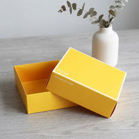 Boîte cadeau en carton jaune premium personnalisée avec ruban en satin blanc crème pour emballage de cadeau décoré de fleurs séchées