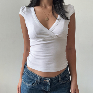 T-shirt court blanc en maille froncée à col en V profond croisé et manches courtes pour femme, idéal pour les soirées estivales et les clubs - Product Image 4