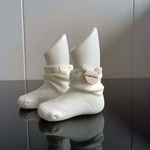 Modelo de pie de plástico para exhibición de calcetines de bebé blancos, accesorios para exhibiciones de calzado infantil, tamaño oficial, primavera 2023 - Product Image 2