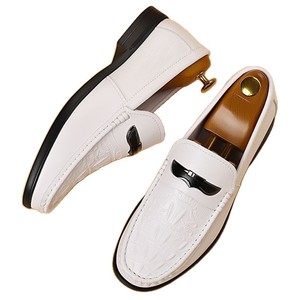 Mocassins en cuir blanc à bout rond, à enfiler, semelle extérieure en caoutchouc, semelle intermédiaire en EVA, semelle souple, chaussures décontractées de printemps avec boucle décorative - Product Image 4