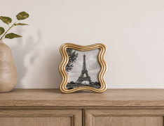 Marco de Fotos CURVES - Marco Moderno Ondulado Dorado con Foto de la Torre Eiffel (16 CM X 19 CM) - Product Image 5