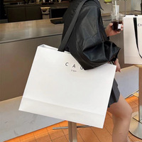 Sacs cadeaux haut de gamme personnalisés en carton blanc avec poignée en corde de coton et pelliculage mat, style décontracté