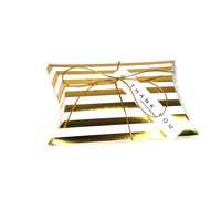 Emballage de bonbons de mariage de luxe avec logo personnalisé festif Boîte d'oreiller à rayures en feuille d'or avec tampon en aluminium