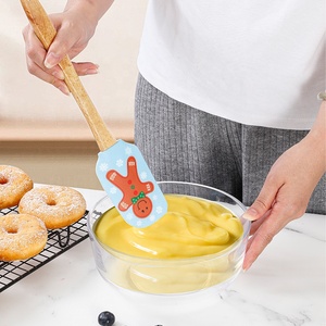 Juego de 13 espátulas para pastel de Navidad, de silicona ecológica con mango de madera, batidor de huevos, pinza para alimentos, utensilios para hornear masa, diseño de hombre de jengibre - Product Image 3